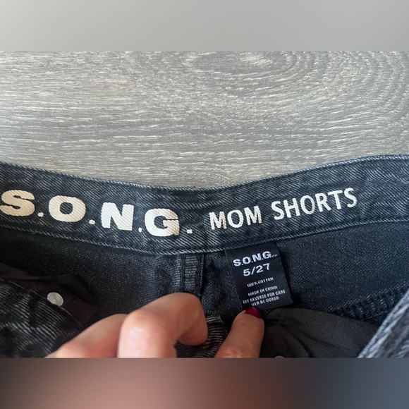 S.O.N.G. Mom Style Distressed Denim Cutoff Shorts in black. Size 5/27 - Picture 6 of 6